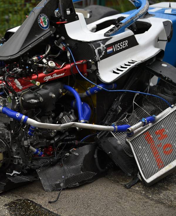 Ein Blick auf das zerstörte Auto von Beitske Visser nach dem Unfall.