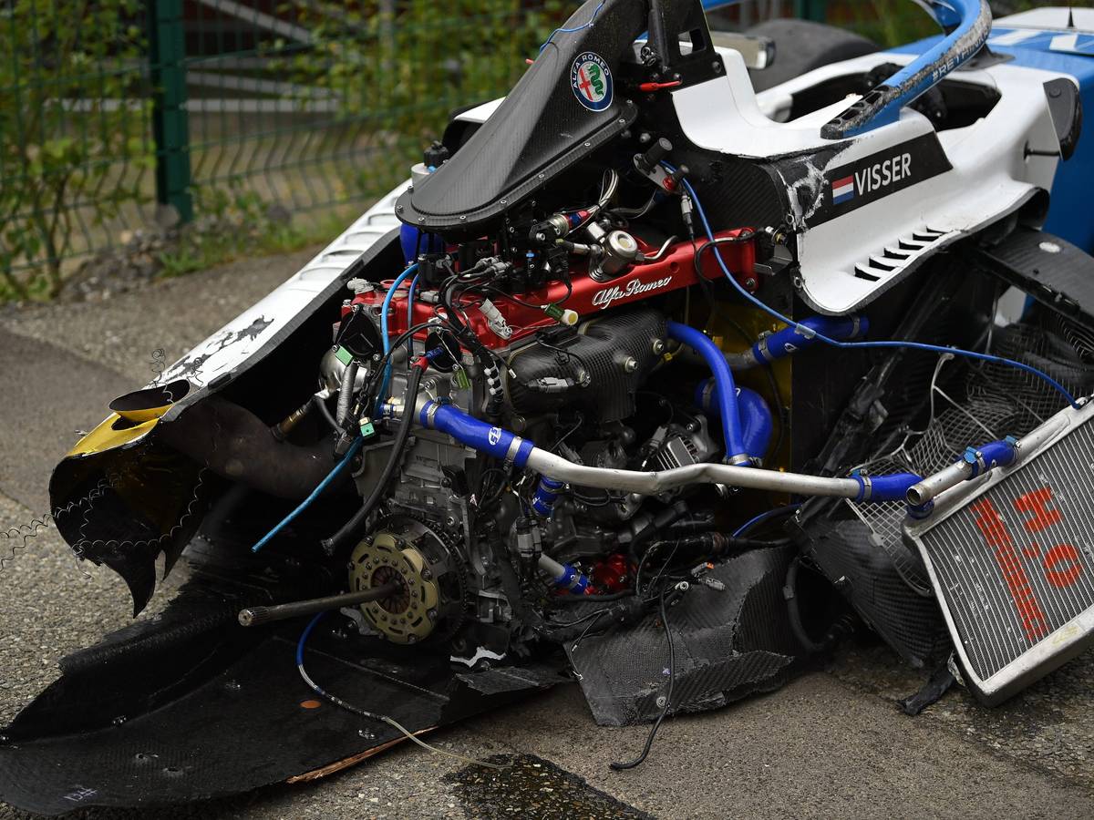 Ein Blick auf das zerstörte Auto von Beitske Visser nach dem Unfall.