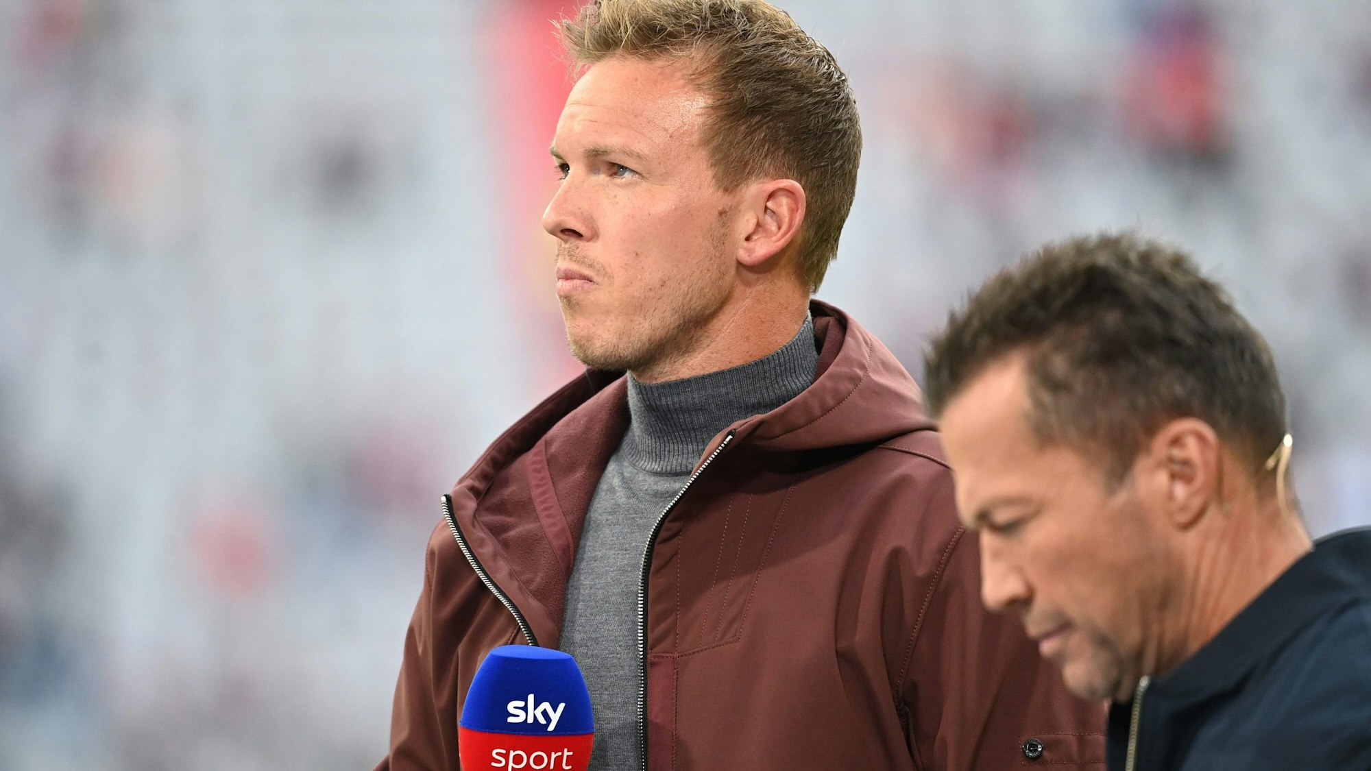 Trainer Julian Nagelsmann (l) vor dem Spiel beim Interview neben Sky-Experte Lothar Matthäus.