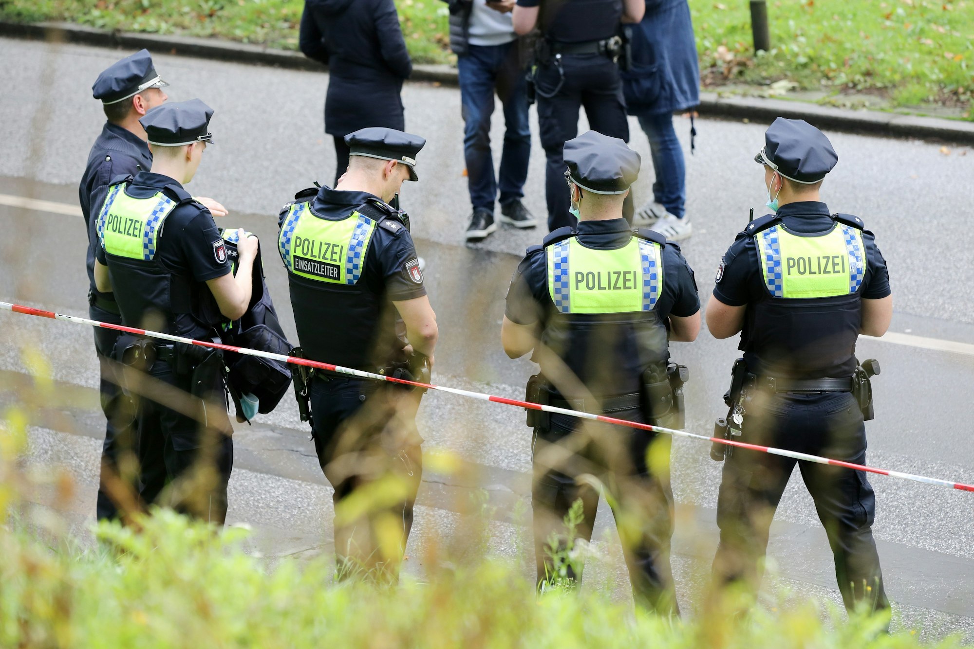 Auf dem Symbolfoto stehen Einsatzkräfte der Hamburger Polizei an einer Polizeiabsperrung auf dem Gorch-Fock-Wall.