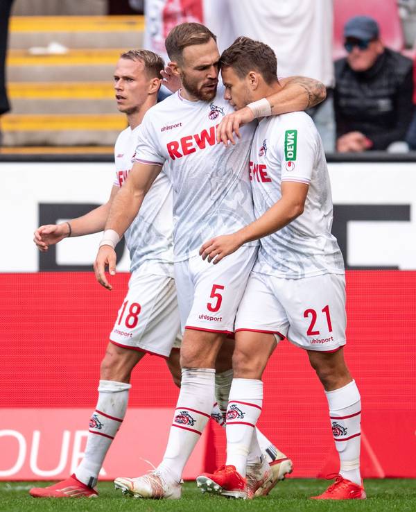 Kölns Ondrej Duda (l-r), Rafael Czichos und Torschütze Louis Schaub jubeln nach dem Treffer zum 1:0.
