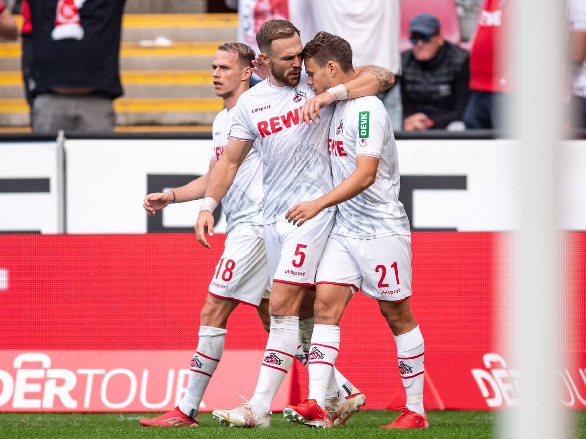 Kölns Ondrej Duda (l-r), Rafael Czichos und Torschütze Louis Schaub jubeln nach dem Treffer zum 1:0.