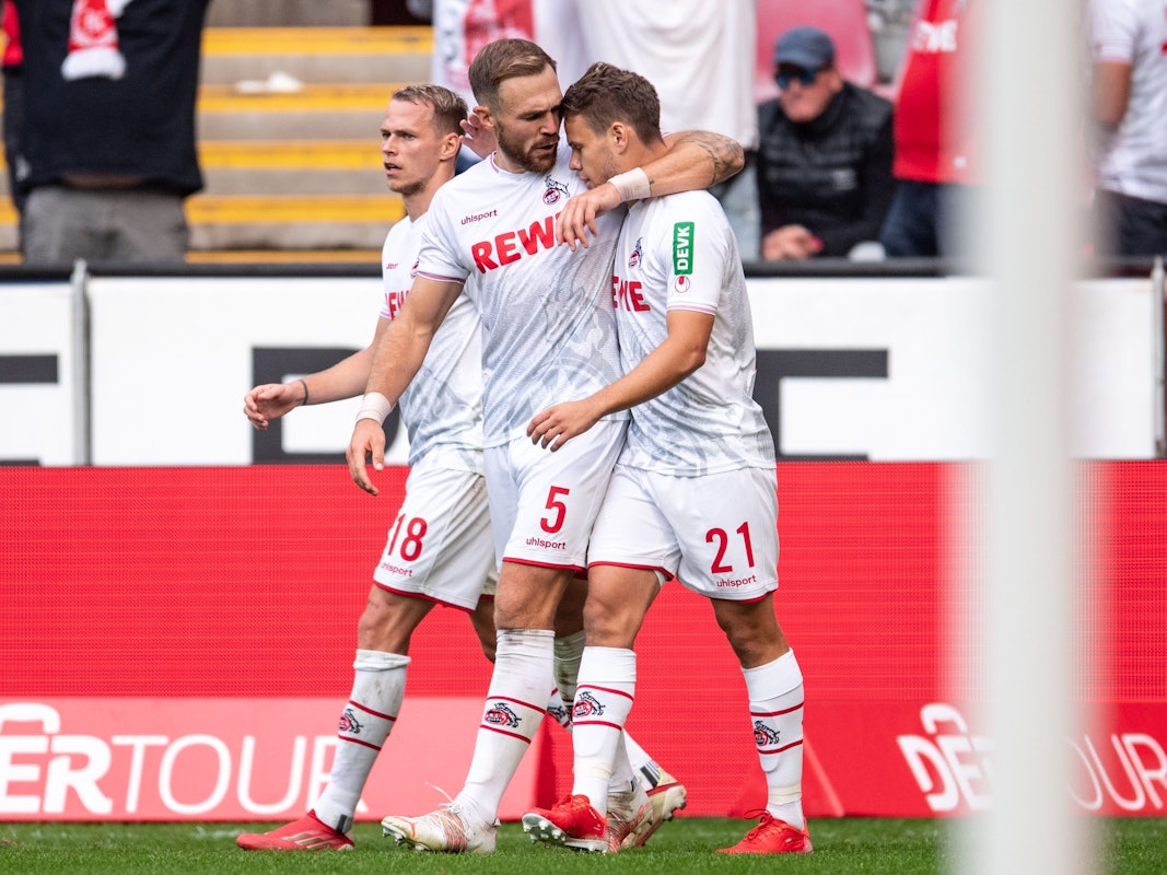 Kölns Ondrej Duda (l-r), Rafael Czichos und Torschütze Louis Schaub jubeln nach dem Treffer zum 1:0.
