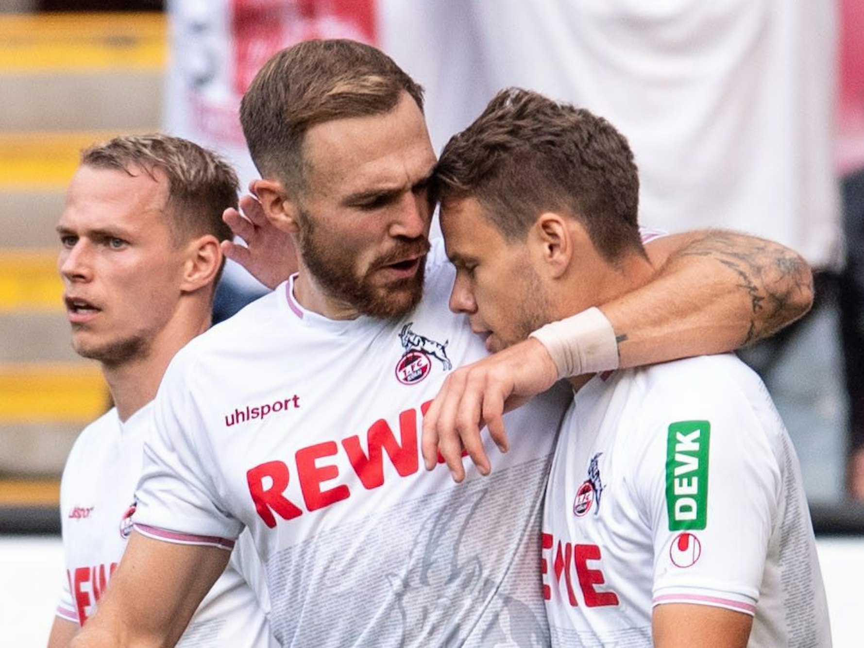 Kölns Ondrej Duda (l-r), Rafael Czichos und Torschütze Louis Schaub jubeln nach dem Treffer zum 1:0.