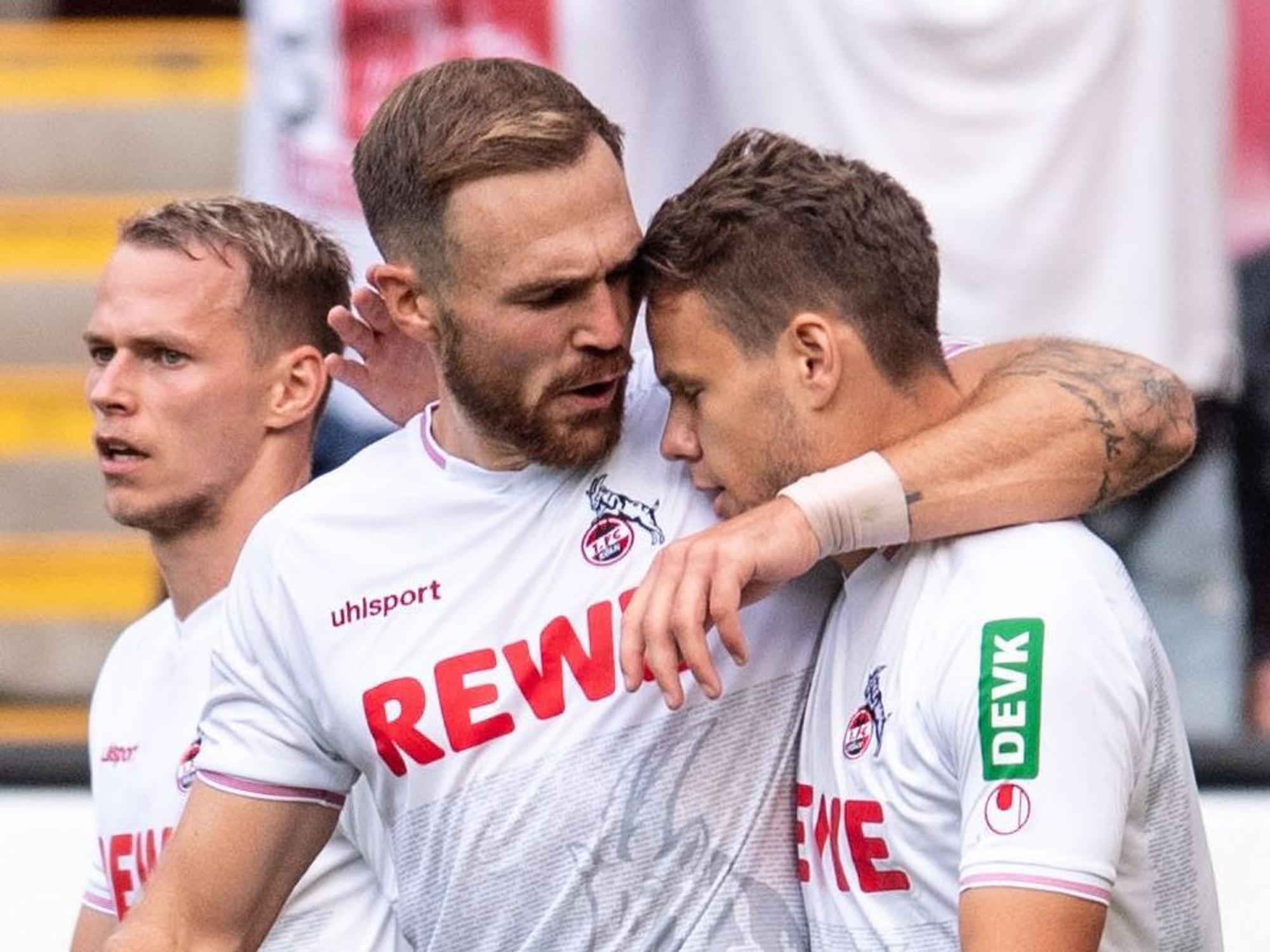 Kölns Ondrej Duda (l-r), Rafael Czichos und Torschütze Louis Schaub jubeln nach dem Treffer zum 1:0.
