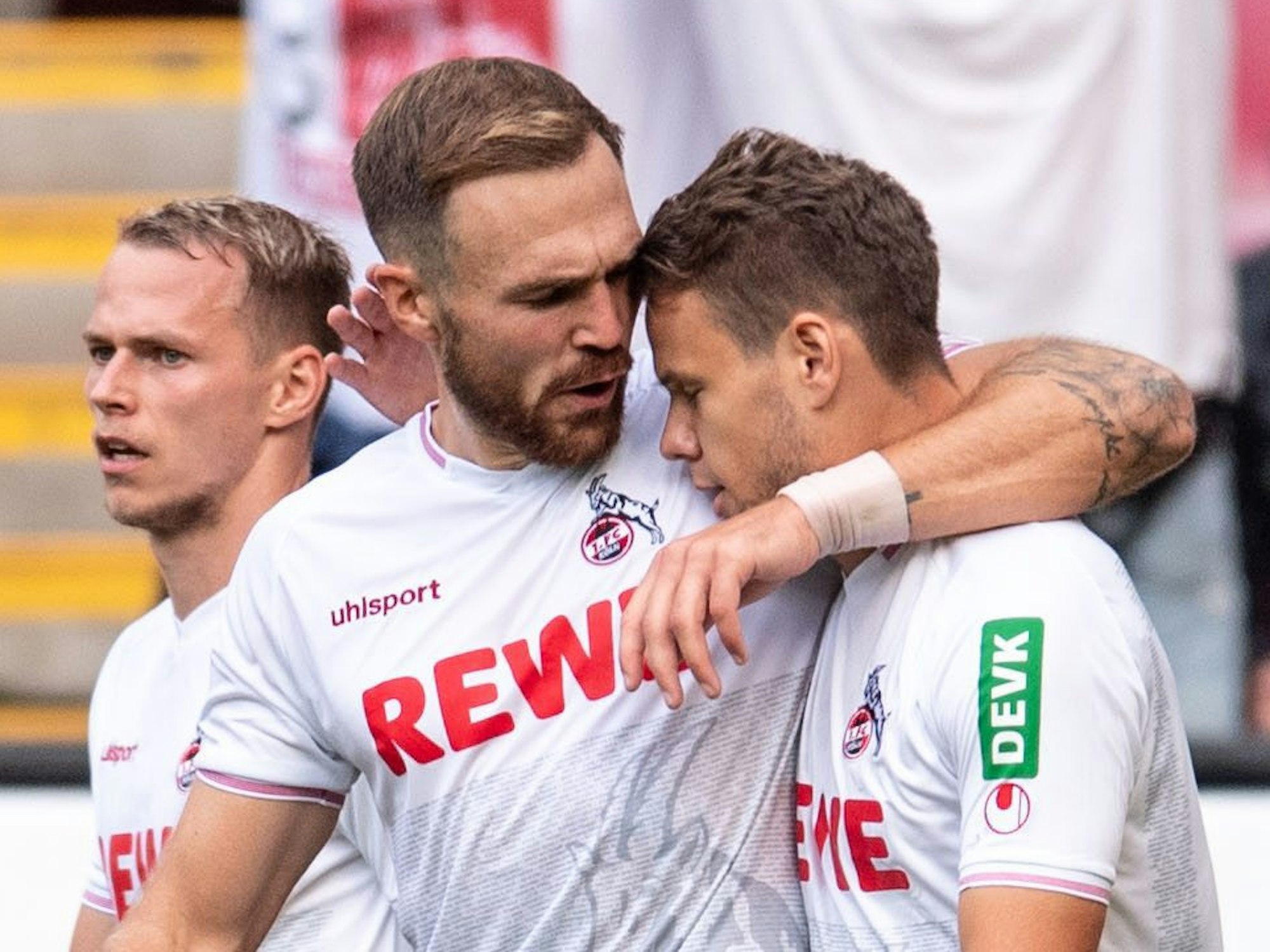 Kölns Ondrej Duda (l-r), Rafael Czichos und Torschütze Louis Schaub jubeln nach dem Treffer zum 1:0.