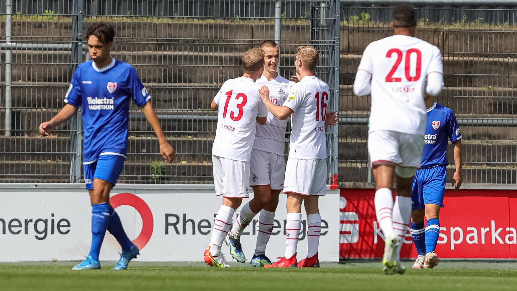 Florian Dietz jubelt mit seinen Teamkollegen beim Spiel des 1. FC Köln gegen den KFC Uerdingen.