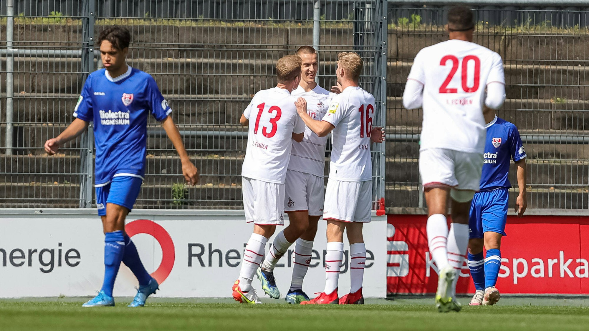 Florian Dietz jubelt mit seinen Teamkollegen beim Spiel des 1. FC Köln gegen den KFC Uerdingen.