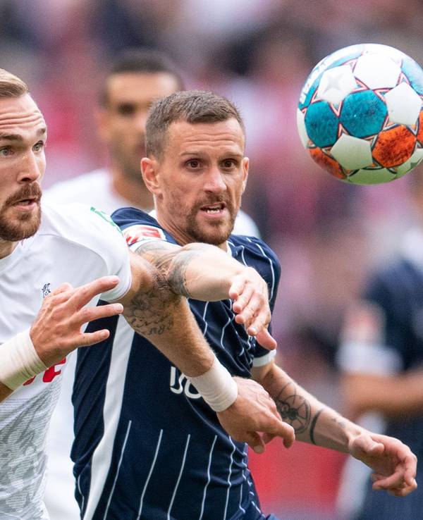 Kölns Rafael Czichos und Bochums Simon Zoller kämpfen um den Ball.