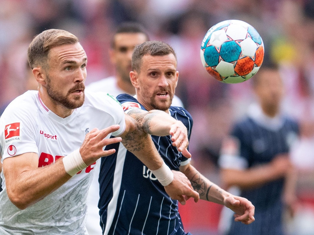 Kölns Rafael Czichos und Bochums Simon Zoller kämpfen um den Ball.