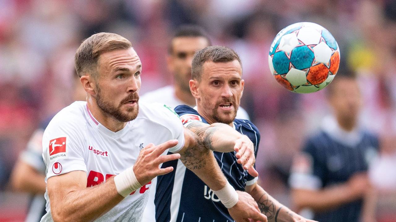 Kölns Rafael Czichos und Bochums Simon Zoller kämpfen um den Ball.