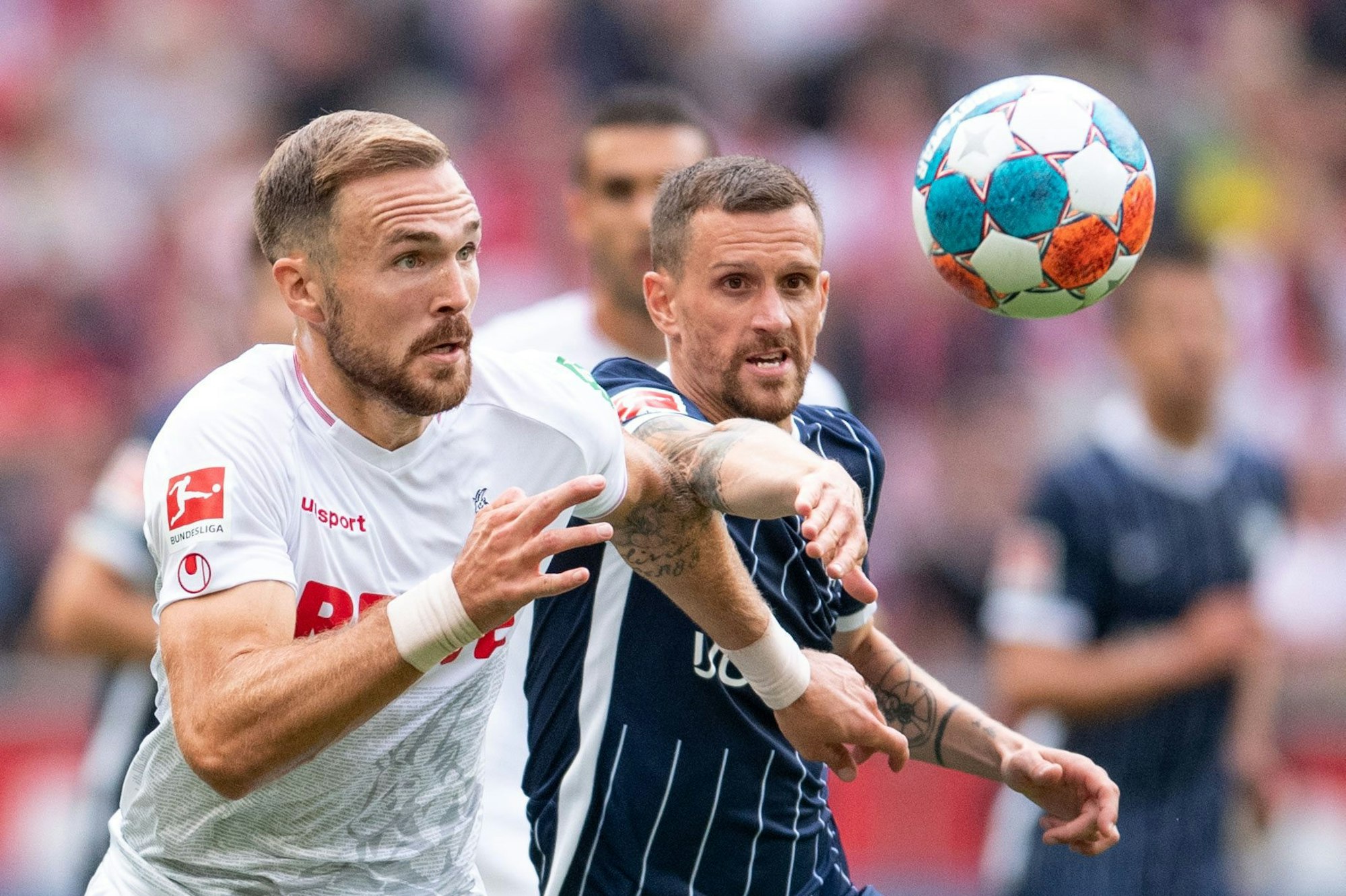 Kölns Rafael Czichos und Bochums Simon Zoller kämpfen um den Ball.