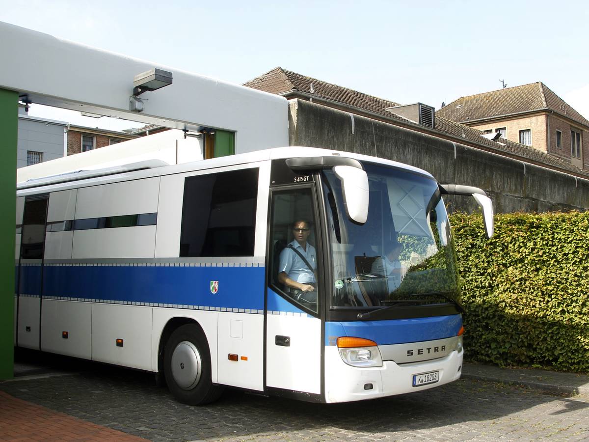 Ein Bus fährt durch ein Tor.