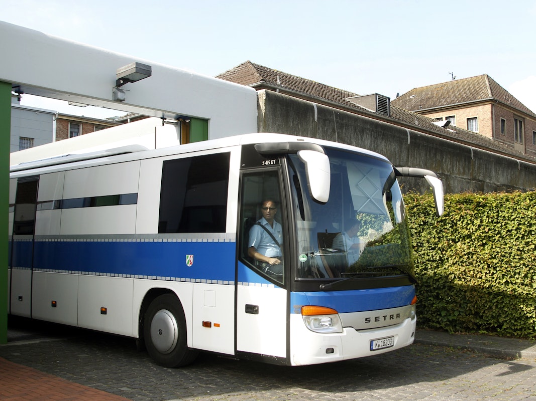 Ein Bus fährt durch ein Tor.