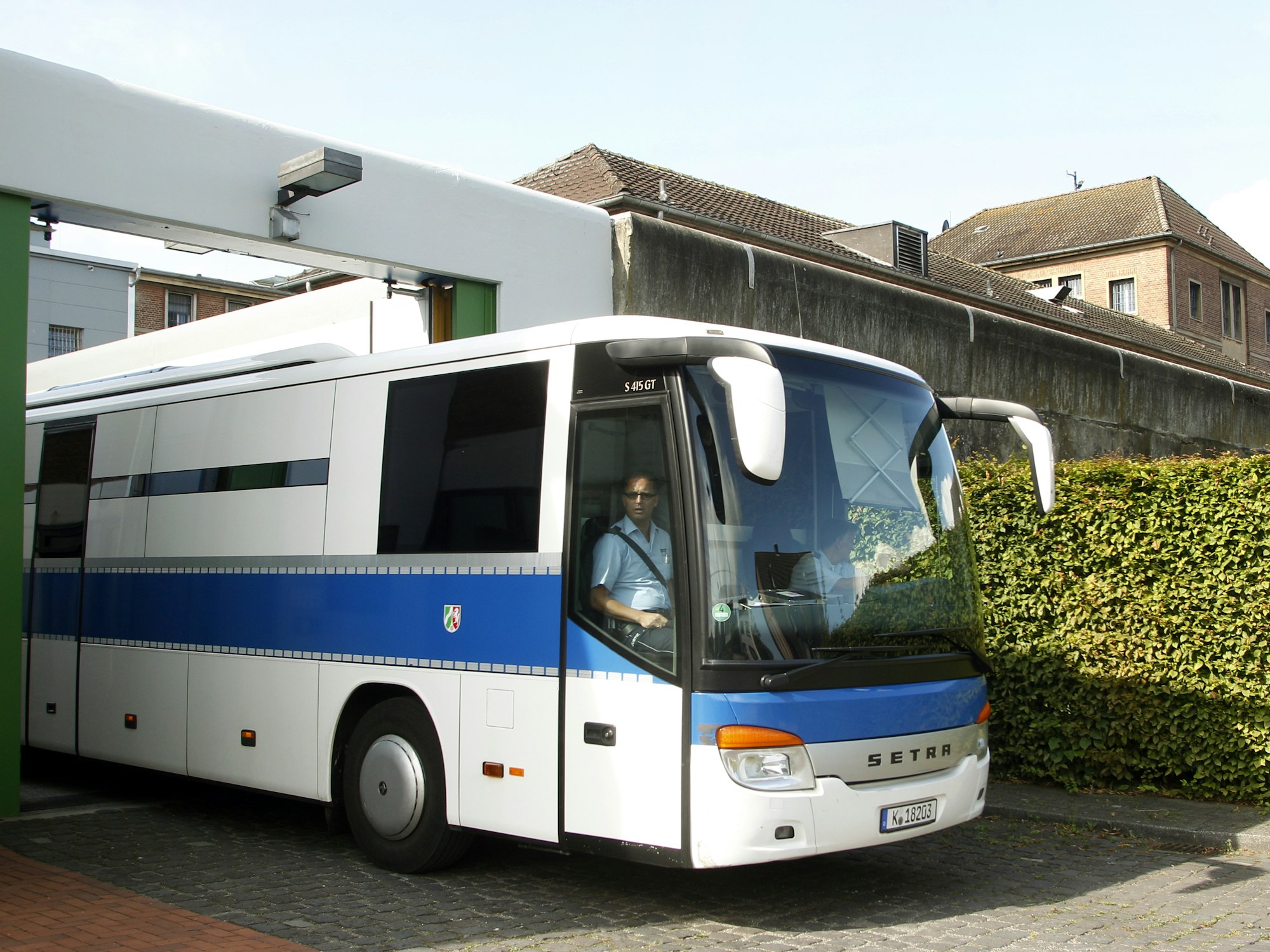 Ein Bus fährt durch ein Tor.