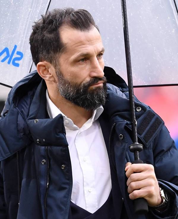 Sportdirektor Hasan Salihamidzic von Bayern München mit Sky Regenschirm.