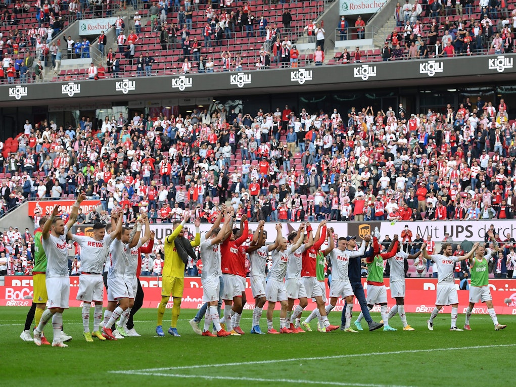 Feiern vor der Südkurve: Die Mannschaft des 1. FC Köln jubelt nach dem Sieg über den VfL Bochum.