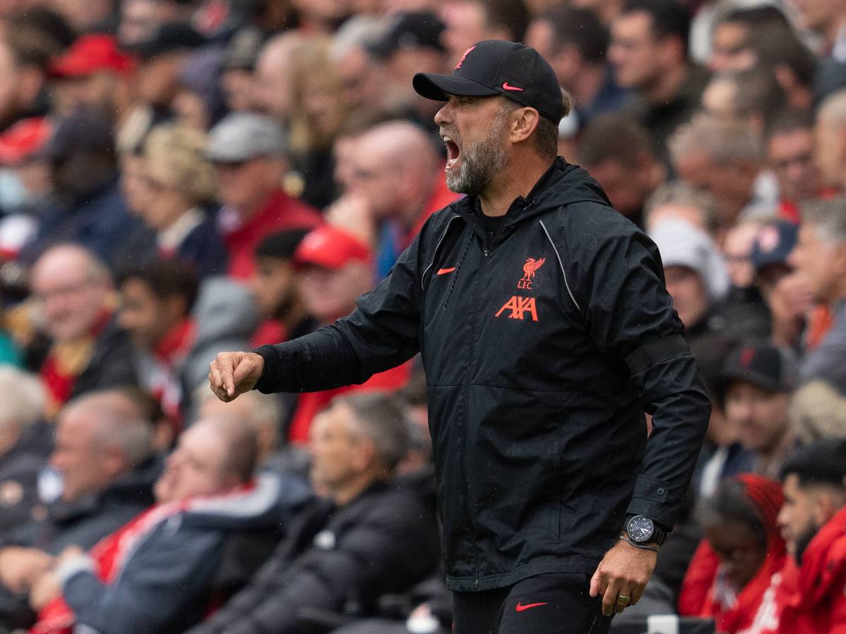 Liverpool-Coach Jürgen Klopp gibt seinen Spielern während der Partie gegen Burnley lautstark Anweisungen.