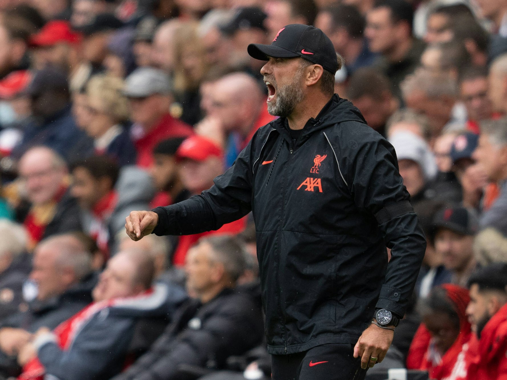 Liverpool-Coach Jürgen Klopp gibt seinen Spielern während der Partie gegen Burnley lautstark Anweisungen.