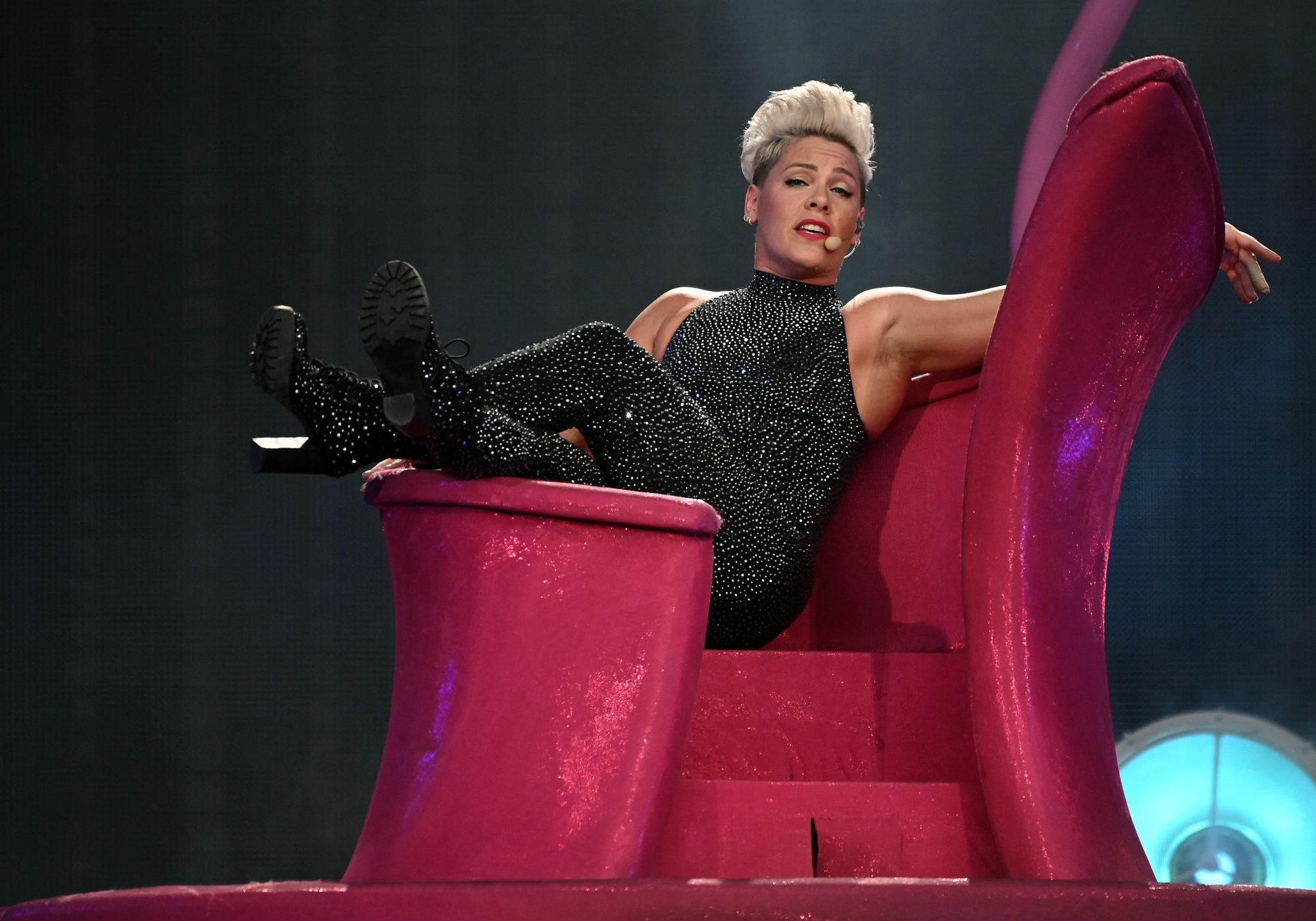 Die US-amerikanische Pop-Rock-Sängerin Pink sitzt bei einem Konzert im RheinEnergieStadion auf der Bühne