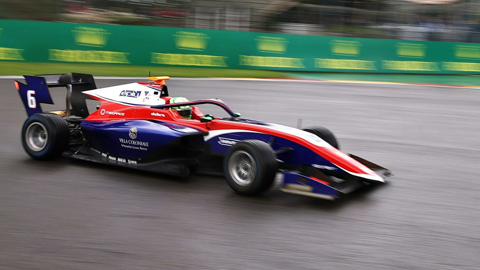 David Schumacher in seinem Trident auf der Rennstrecke.