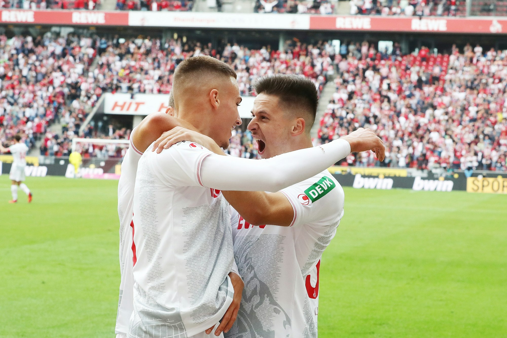 1. FC Köln vs. VFL Bochum, 3. Spieltag, 28.08.2021, 15.30 Uhr, Jubel nach dem Tor zum 2:0 durch Tim Lemperle (1. FC Köln) mit Tomas Ostrak (rechts), Bild: Herbert Bucco