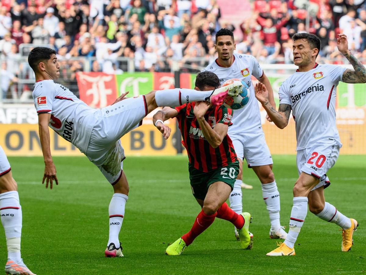 Exequiel Palacios (l.) geht mit vollem Einsatz ins Duell mit Daniel Caligiuri.