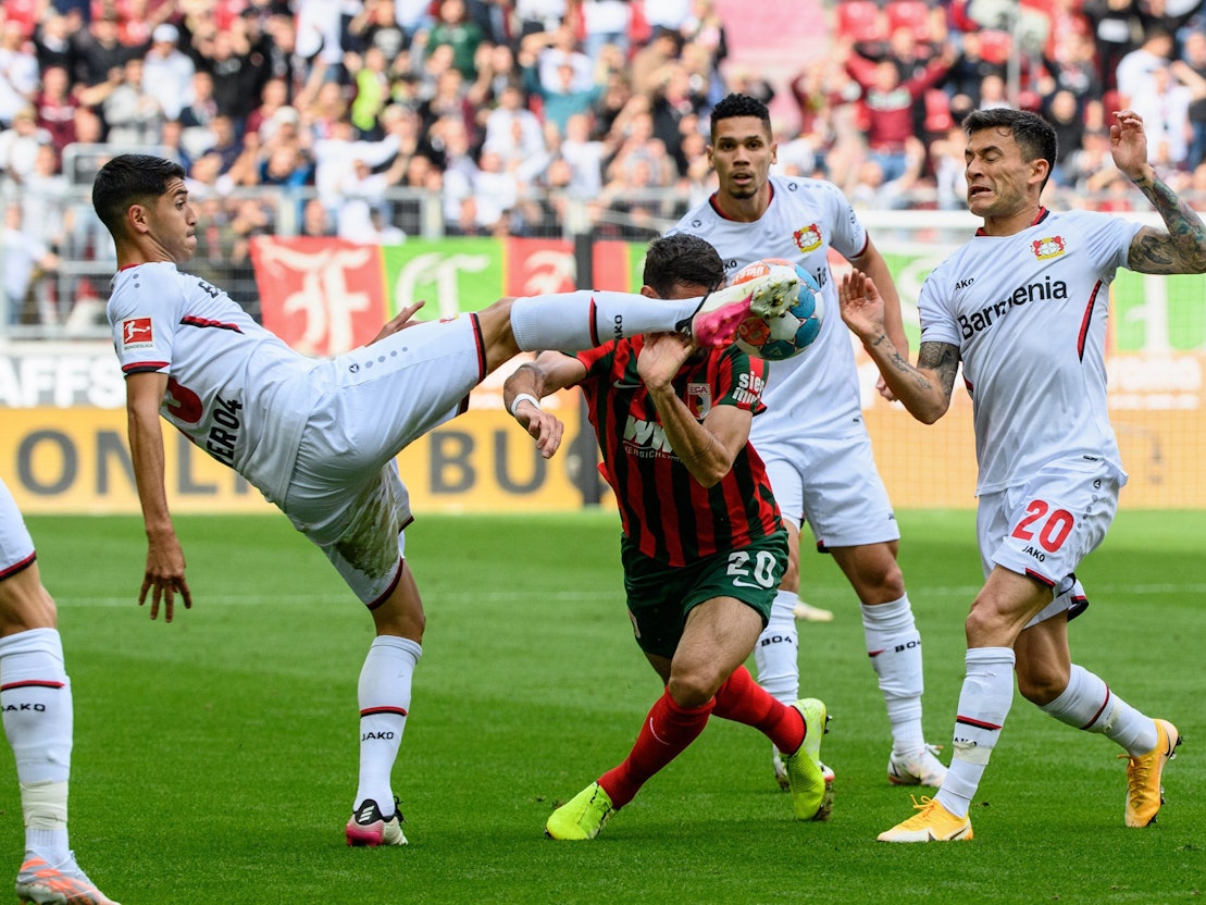 Exequiel Palacios (l.) geht mit vollem Einsatz ins Duell mit Daniel Caligiuri.