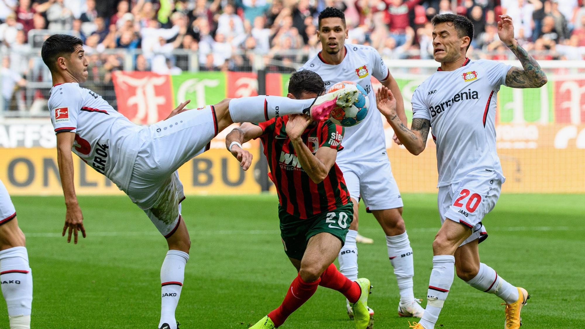 Exequiel Palacios (l.) geht mit vollem Einsatz ins Duell mit Daniel Caligiuri.