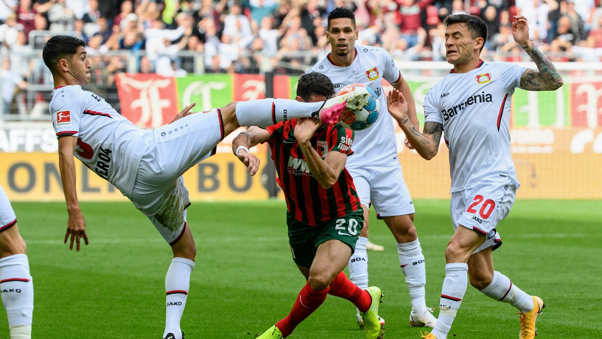 Exequiel Palacios (l.) geht mit vollem Einsatz ins Duell mit Daniel Caligiuri.