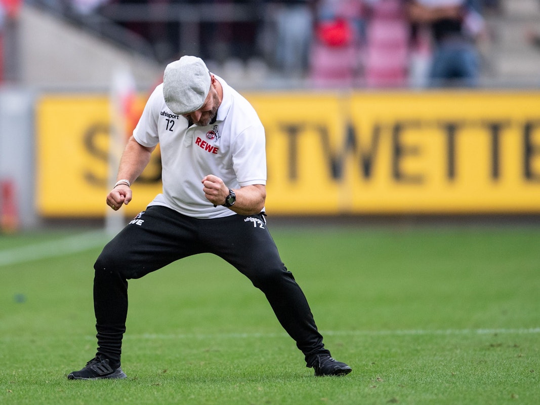 Kölns Trainer Steffen Baumgart jubelt.