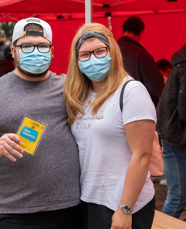 Köln: Nadine und Christoph haben sich impfen lassen. Das Festkomitee Kölner Karneval hat unter dem Motto "Loss mer impfe!" eine Impfaktion auf dem Heumarkt organisiert.