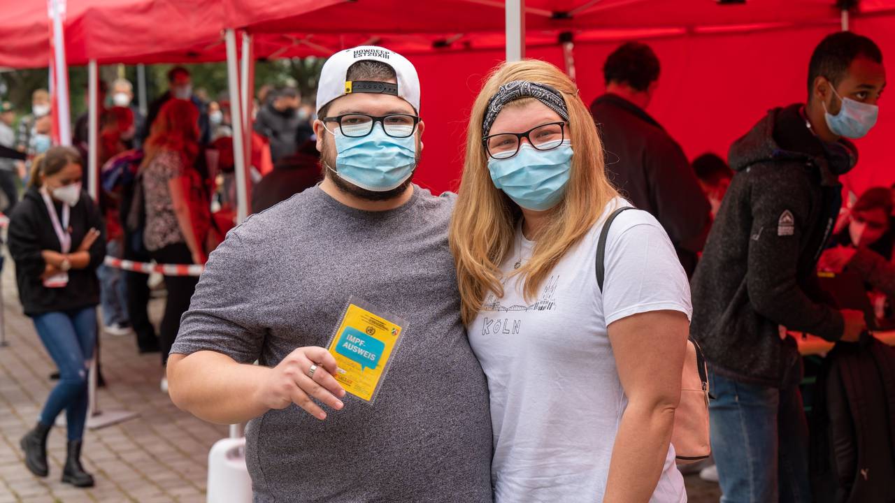 Köln: Nadine und Christoph haben sich impfen lassen. Das Festkomitee Kölner Karneval hat unter dem Motto "Loss mer impfe!" eine Impfaktion auf dem Heumarkt organisiert.