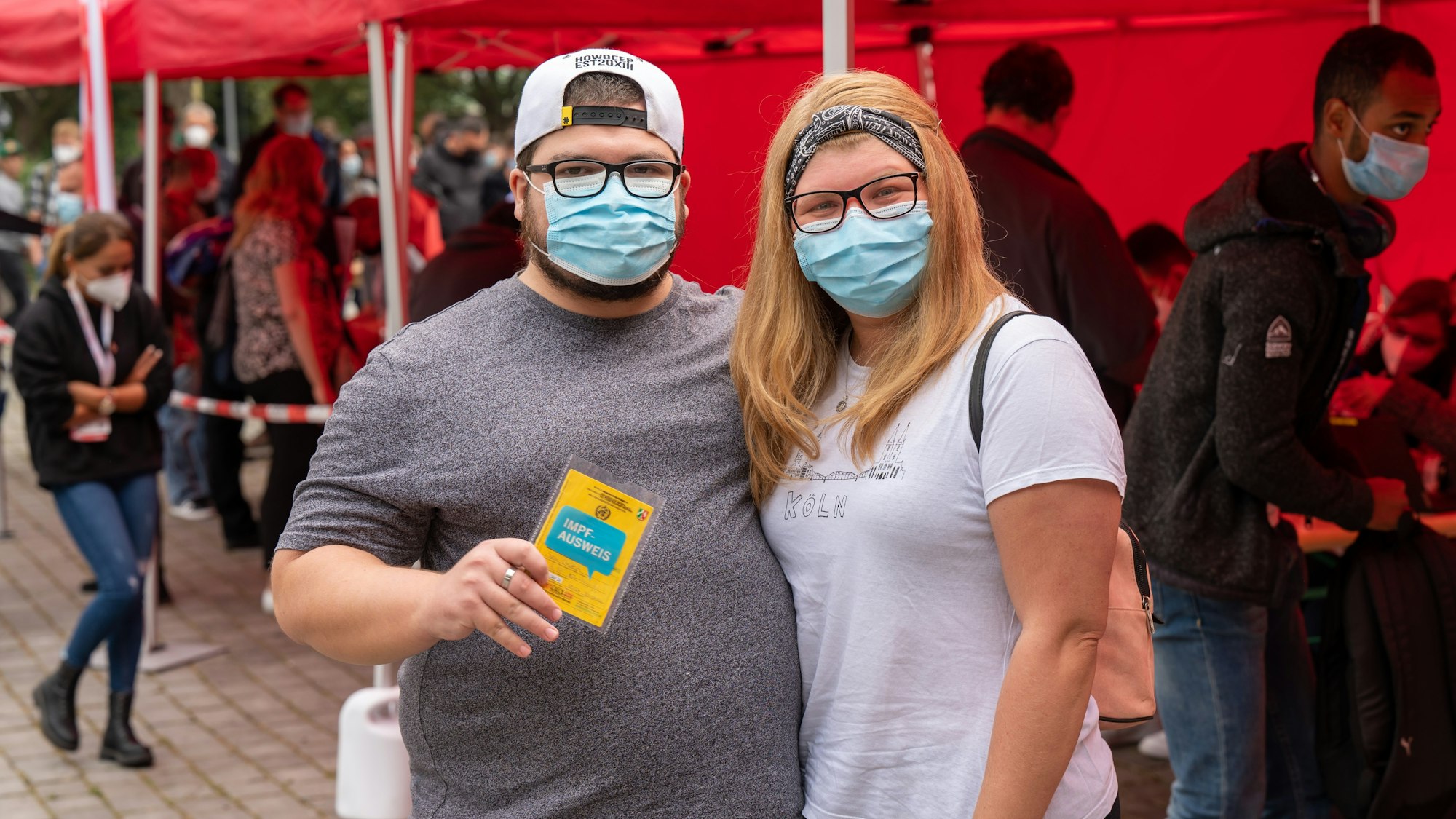 Köln: Nadine und Christoph haben sich impfen lassen. Das Festkomitee Kölner Karneval hat unter dem Motto "Loss mer impfe!" eine Impfaktion auf dem Heumarkt organisiert.