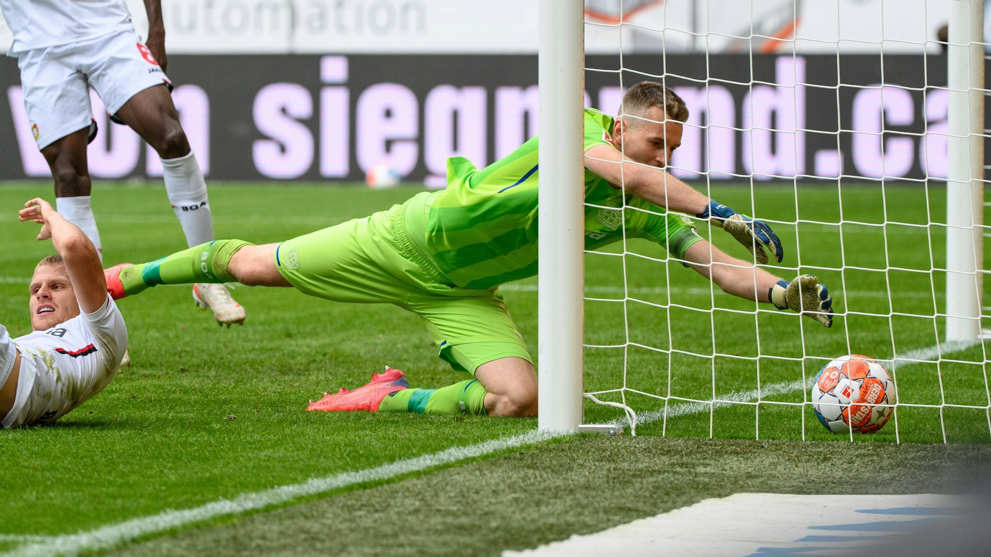 Lukas Hrádecky springt einem Ball hinterher.