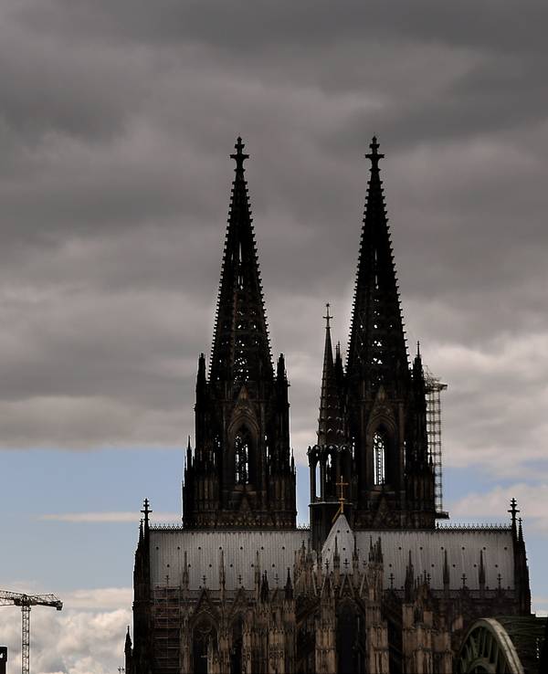 06.08.2021, Köln: Der Kölner Dom mit seinen Turmspitzen kratzt an den dunklen Wolken.
Foto: Csaba Peter Rakoczy