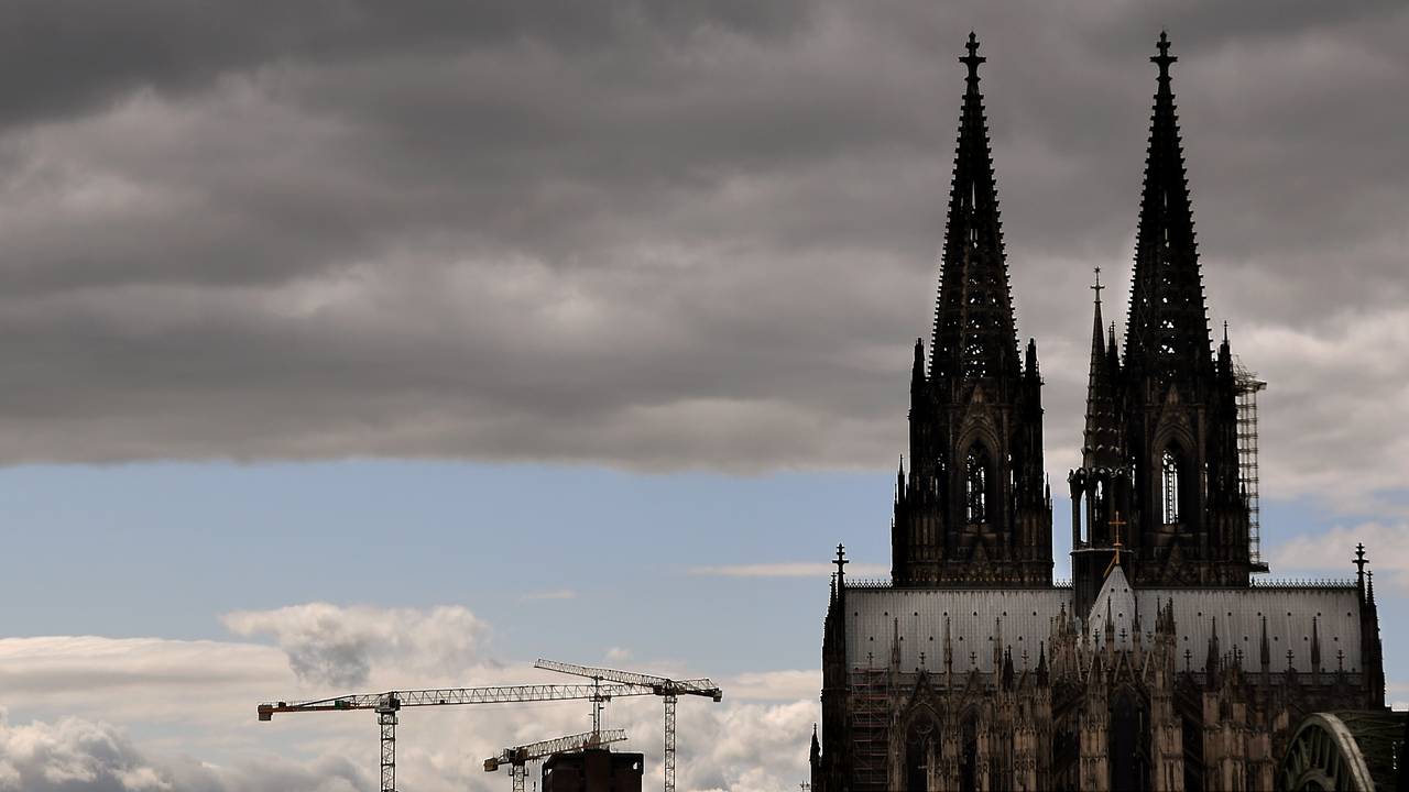 06.08.2021, Köln: Der Kölner Dom mit seinen Turmspitzen kratzt an den dunklen Wolken.
Foto: Csaba Peter Rakoczy