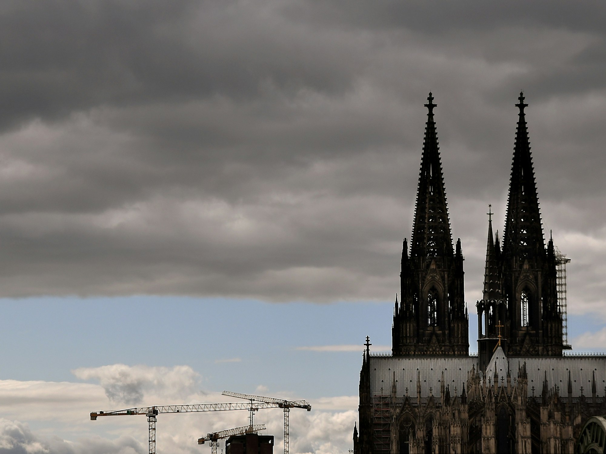 06.08.2021, Köln: Der Kölner Dom mit seinen Turmspitzen kratzt an den dunklen Wolken.
Foto: Csaba Peter Rakoczy