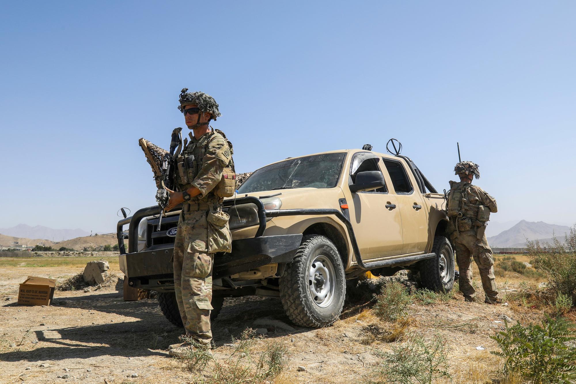 In diesem von der US-Armee zur Verfügung gestellten Bild führen Fallschirmjäger, die dem 1st Brigade Combat Team, 82nd Airborne Division zugeordnet sind, Sicherheitsmaßnahmen durch, während sie die Evakuierung vom Hamid Karzai International Airport unterstützen.