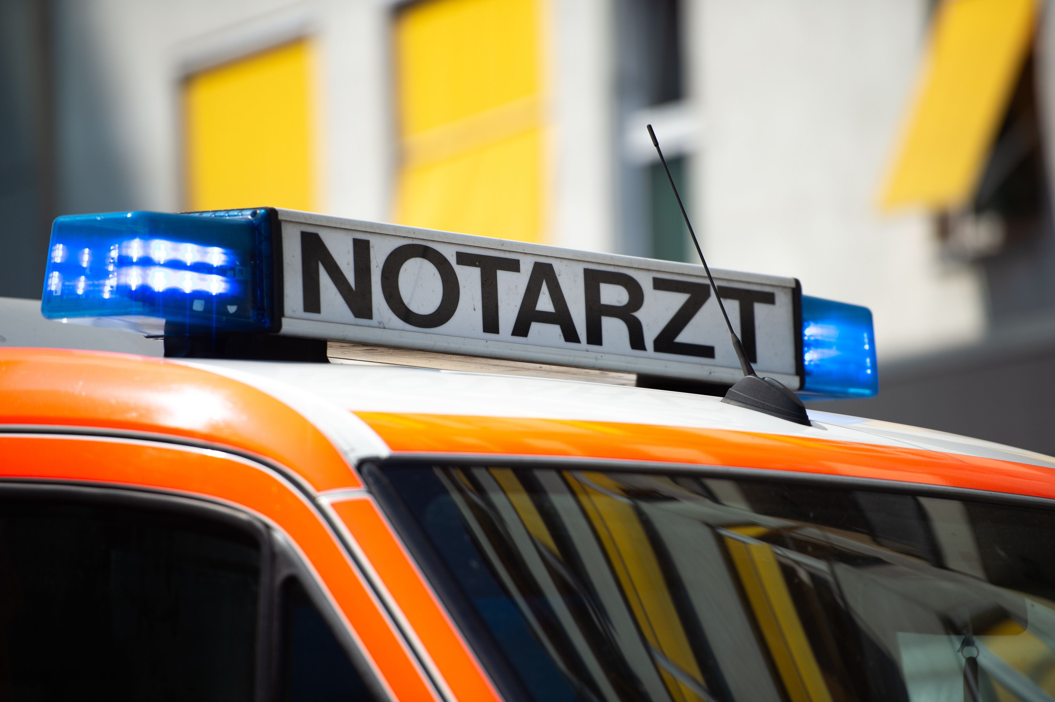 Das eingeschaltete Blaulicht eines Rettungsfahrzeugs.