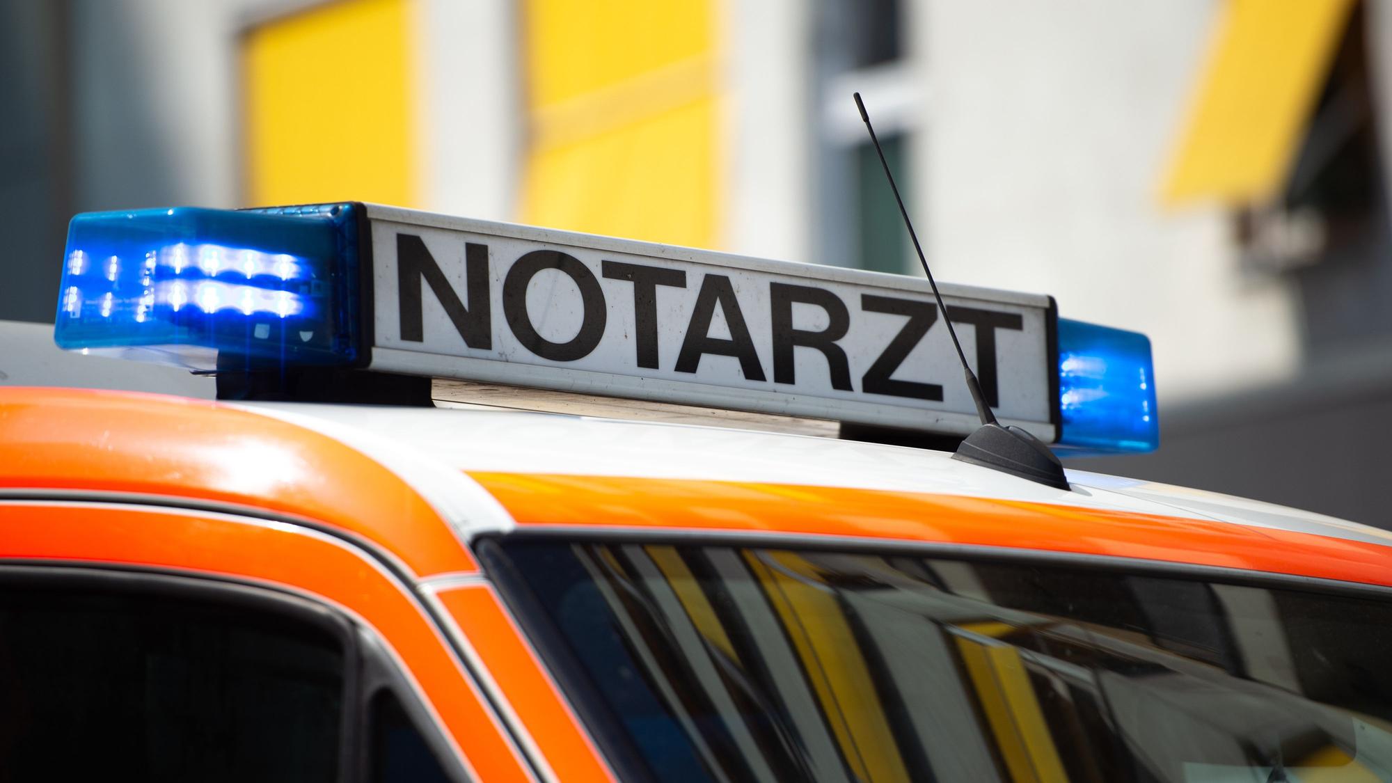 Das eingeschaltete Blaulicht eines Rettungsfahrzeugs.