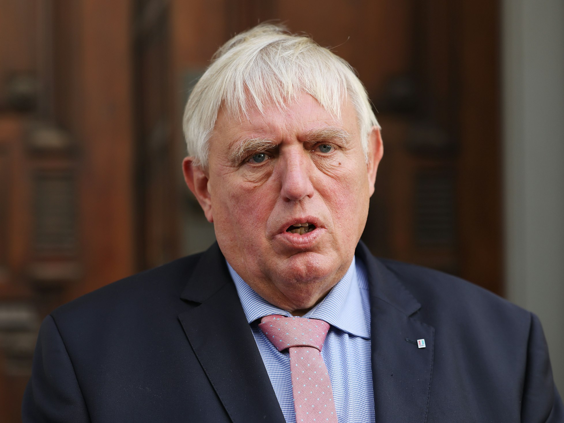 Karl-Josef Laumann spricht vor dem Haus des Karnevals in Düsseldorf.