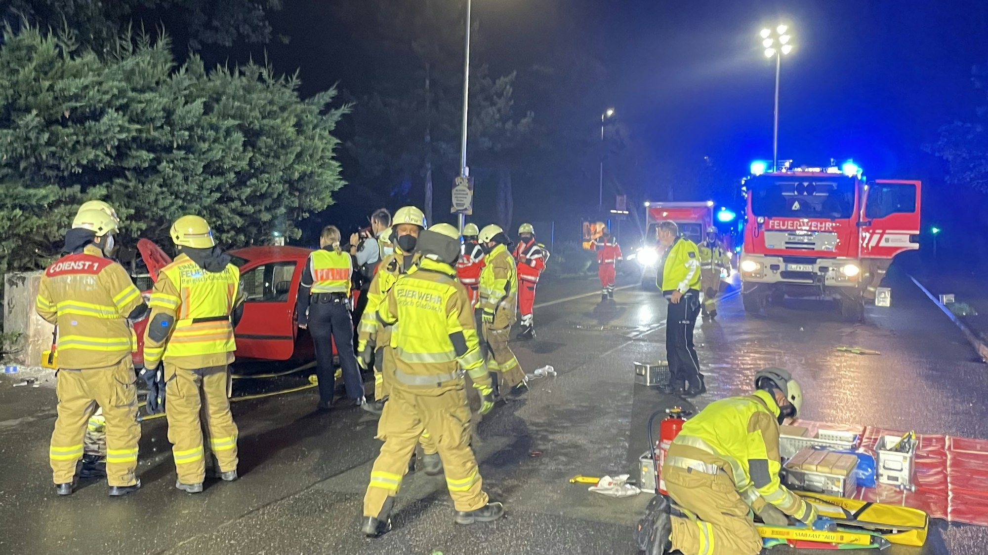 Die Unfallstelle am Refrather Weg im Stadtteil Gronau von Bergisch Gladbach.