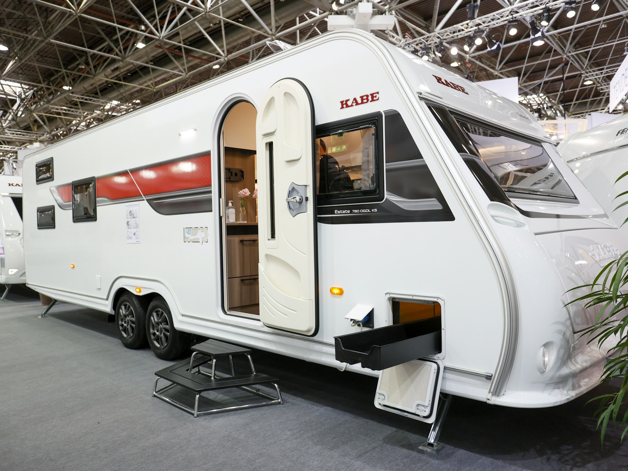 Flexibler Begleiter, auch wenn's mal kälter wird: Im Estate 600 GDL KS von Kabe gibt es eigens ein Fach für Skier.