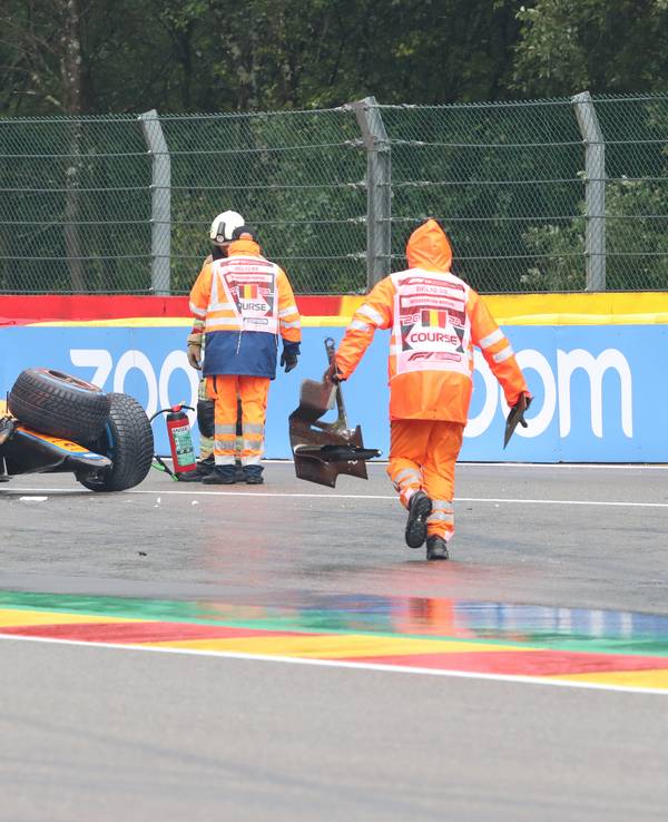 Lando Norris aus Großbritannien von Team McLaren verunglückte mit seinem Auto.