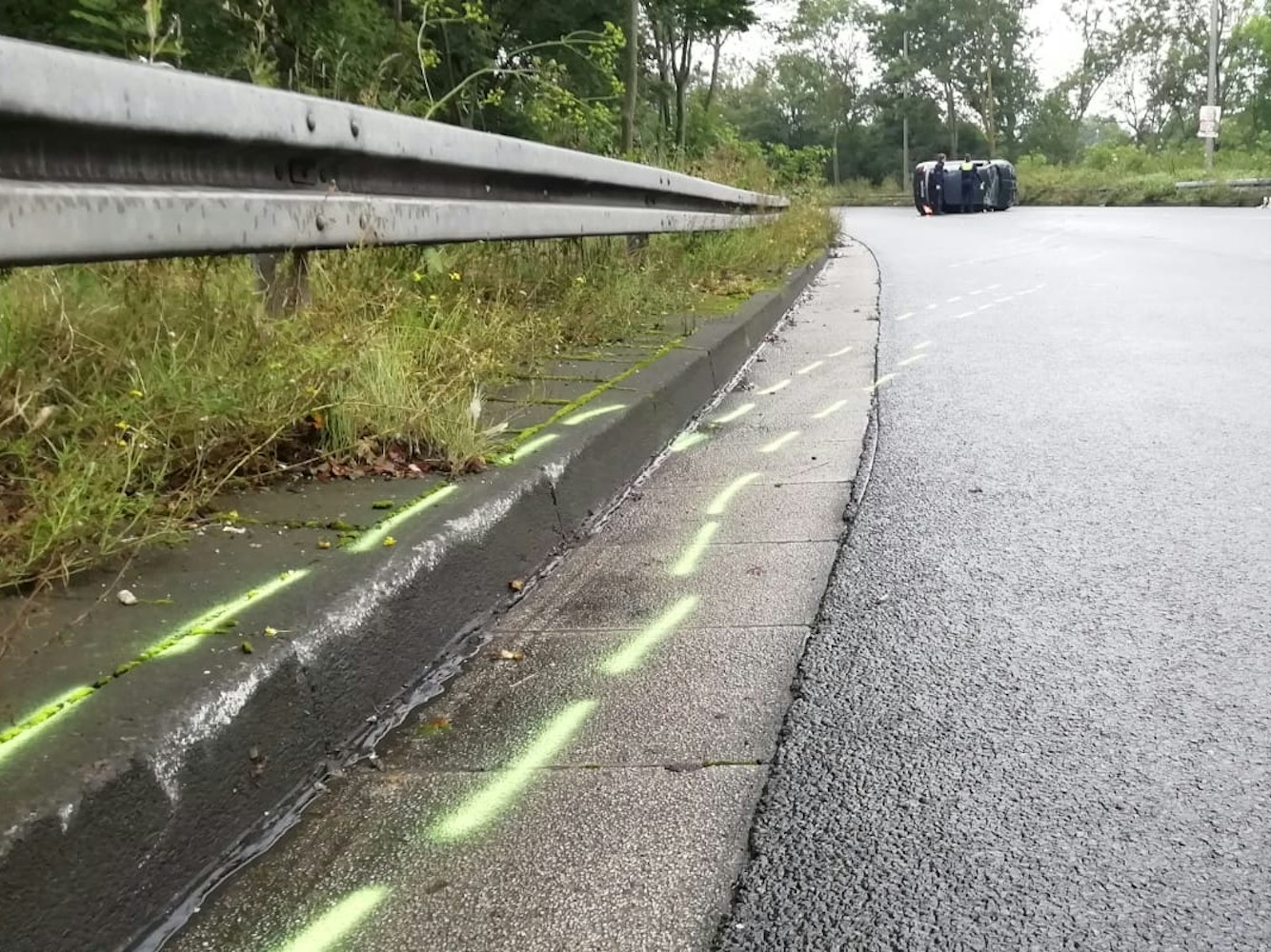 Auf der Fahrbahn und im Bereich des Bordsteins befinden sich gelbe Markierungen.