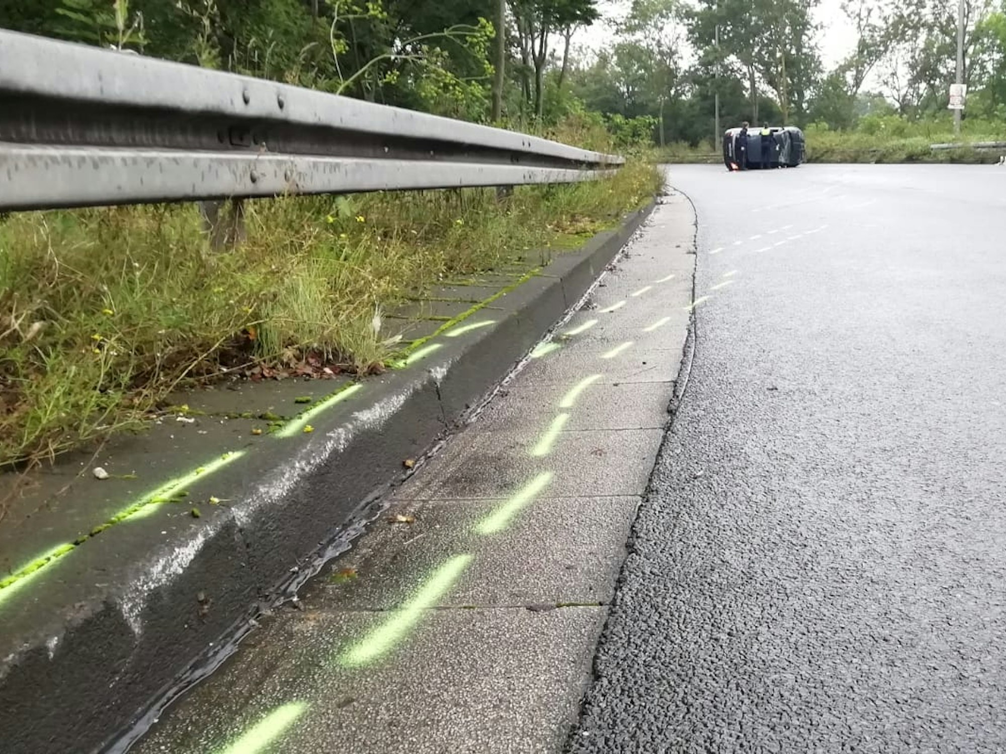 Auf der Fahrbahn und im Bereich des Bordsteins befinden sich gelbe Markierungen.