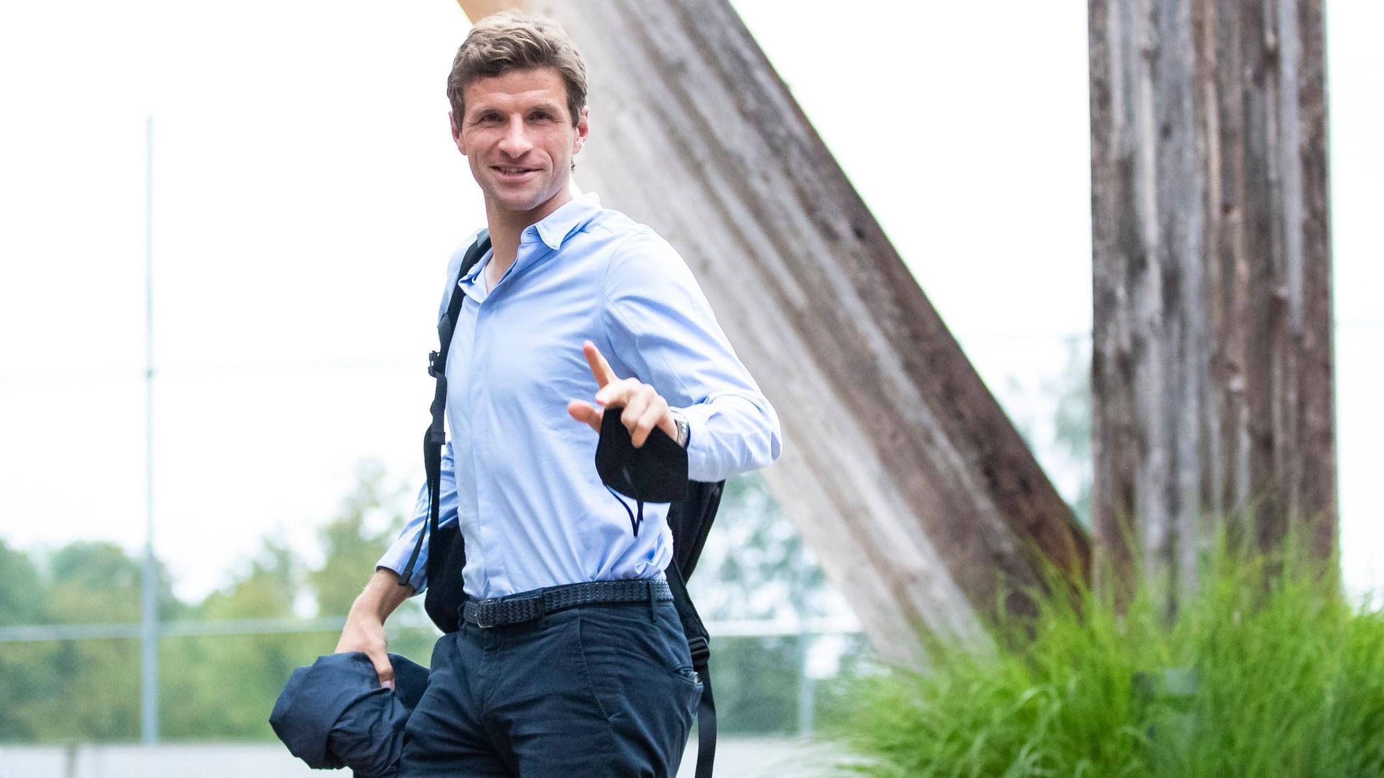 Thomas Müller gestikuliert bei der Ankunft der deutschen Fußballnationalmannschaft im Waldhotel.