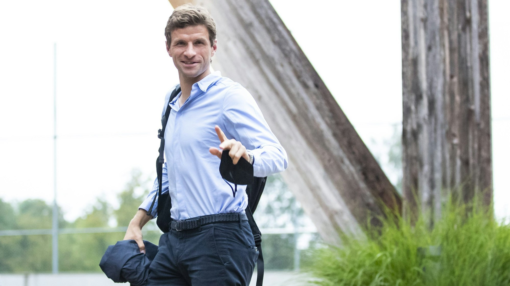 Thomas Müller gestikuliert bei der Ankunft der deutschen Fußballnationalmannschaft im Waldhotel.