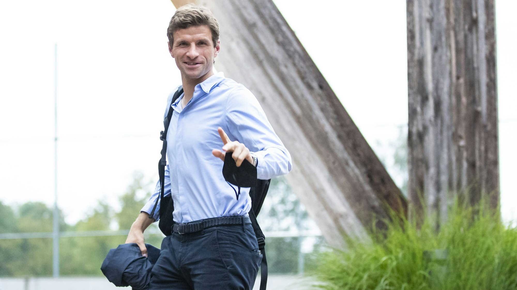 Thomas Müller gestikuliert bei der Ankunft der deutschen Fußballnationalmannschaft im Waldhotel.